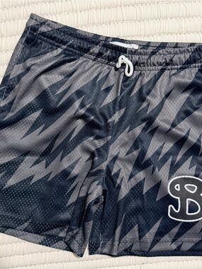 Bucket squad YXL Black & Gray Zigzag Shorts